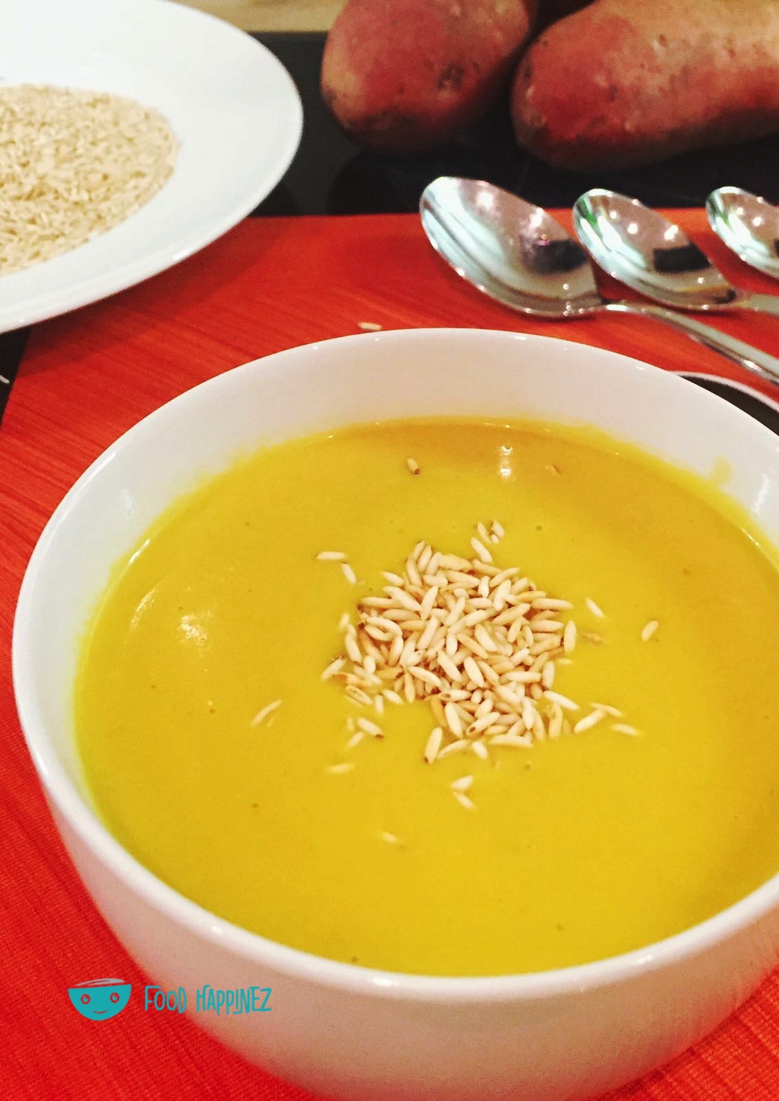 Süßkartoffelsuppe mit Kokosnussmilch &amp; Knusperreis – Food Happinez